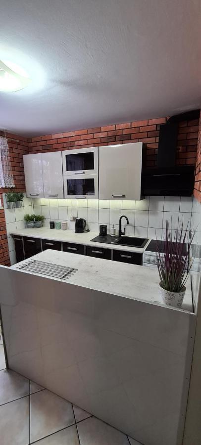 Quiet Basement Apartment Poznan Exterior photo